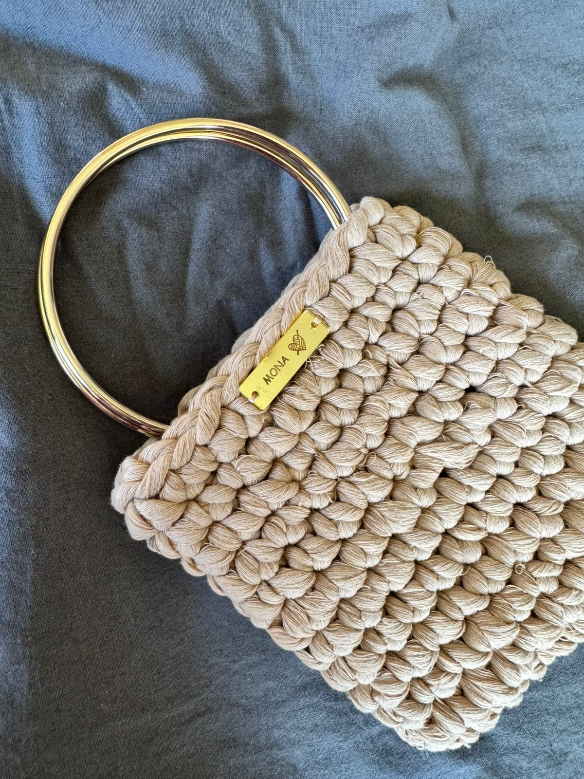 Cartera MONA beige tejida a mano con aro dorado