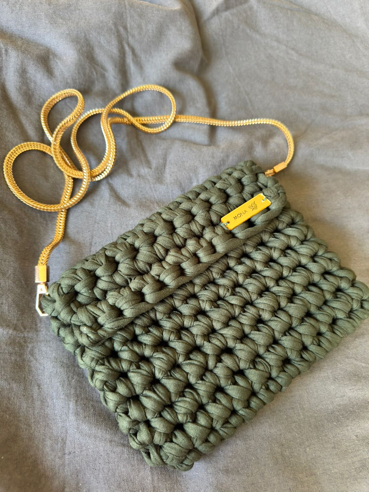 Cartera MONA verde oliva tejida a mano con cadena dorada